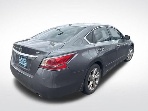 Used 2015 Nissan Altima 2.5 SV w/ Convenience Package FWD image 2