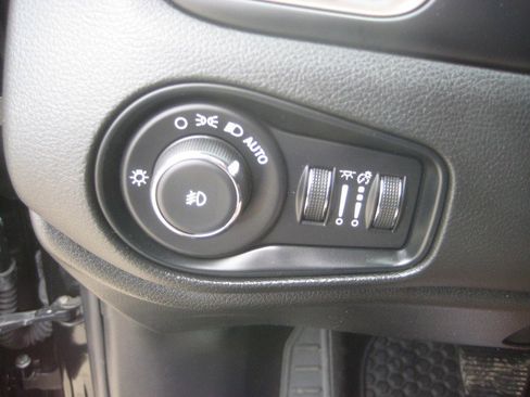 Used 2023 Jeep Renegade Latitude image 16