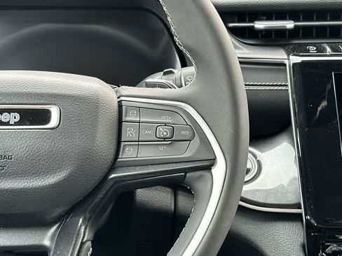 Used 2023 Jeep Grand Cherokee Laredo AWD/4WD image 8