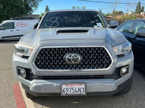 Used 2019 Toyota Tacoma TRD Sport w/ Technology Package image 2