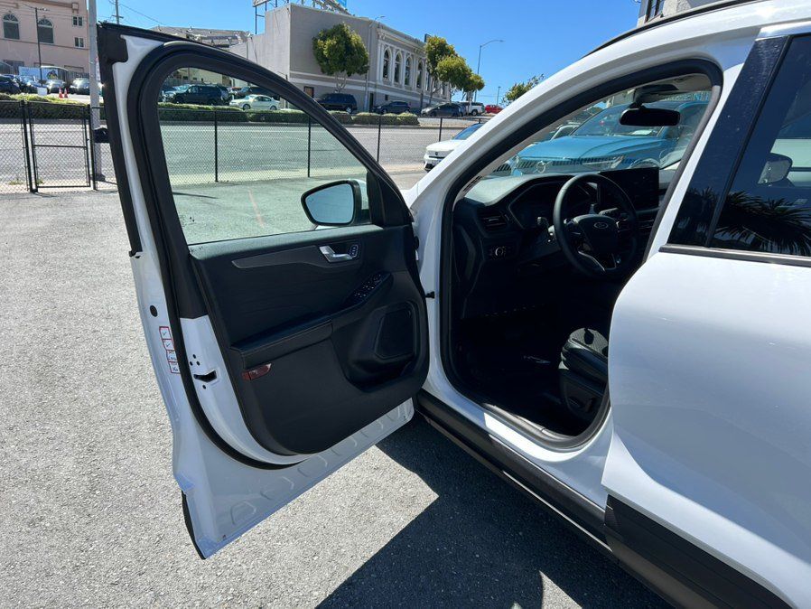 Used 2023 Ford Escape SE FWD image 9