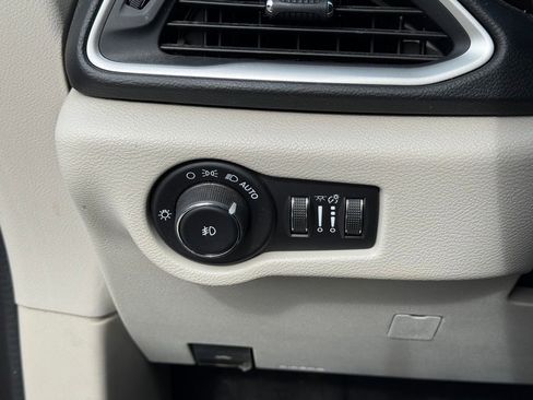 Used 2018 Chrysler Pacifica Touring-L image 17