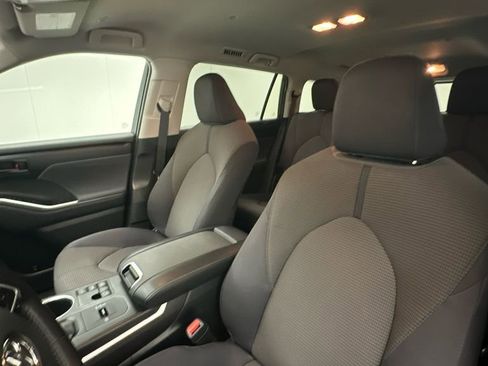 Used 2023 Toyota Highlander LE image 9
