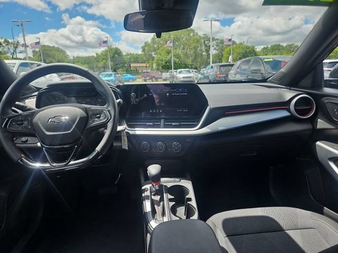 Used 2025 Chevrolet Trax RS FWD image 12