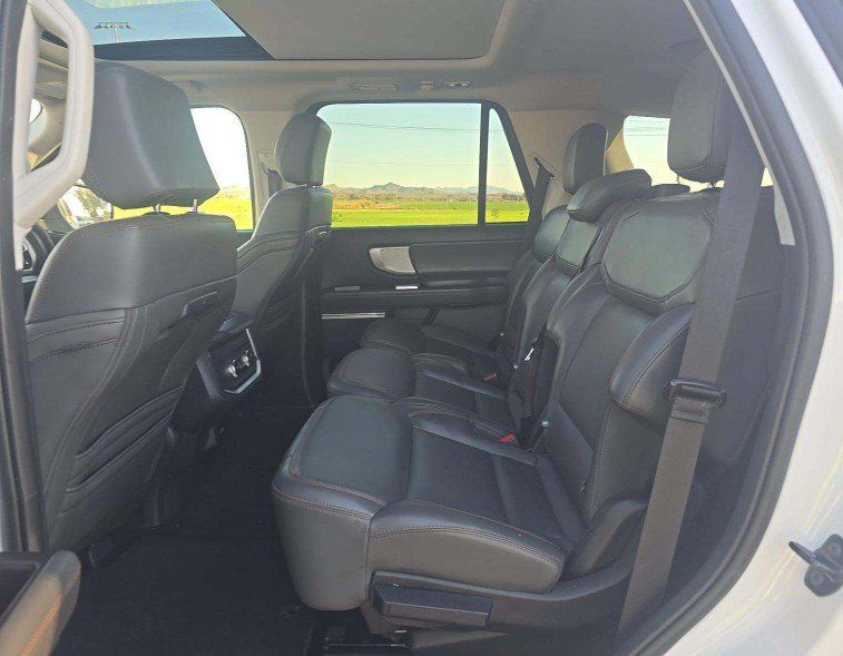 Used 2025 Ford Expedition Active AWD/4WD image 5