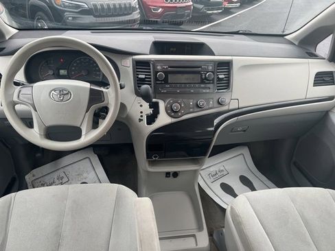 Used 2013 Toyota Sienna L image 31