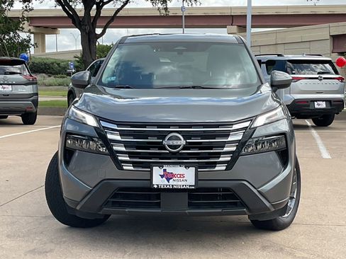 Used 2025 Nissan Rogue SV FWD image 2