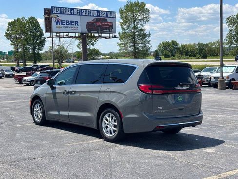 Used 2023 Chrysler Pacifica Touring-L FWD image 3