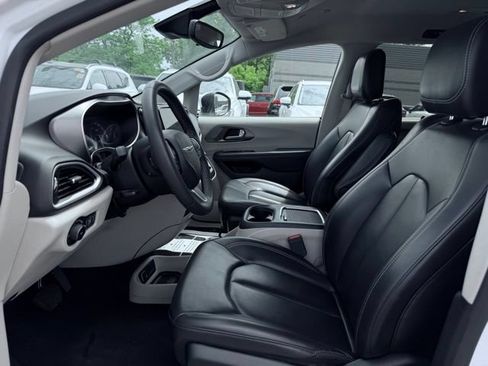 Used 2023 Chrysler Pacifica Touring-L FWD image 18