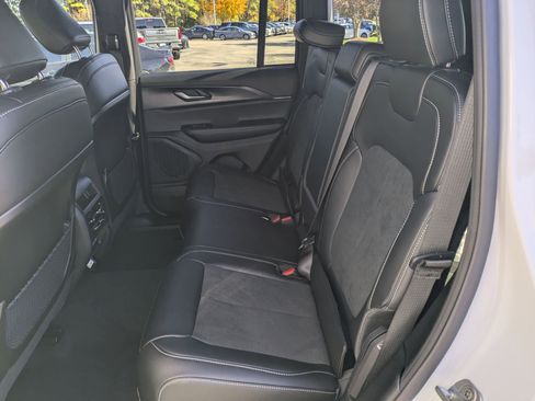 New 2025 Jeep Grand Cherokee 4WD image 24