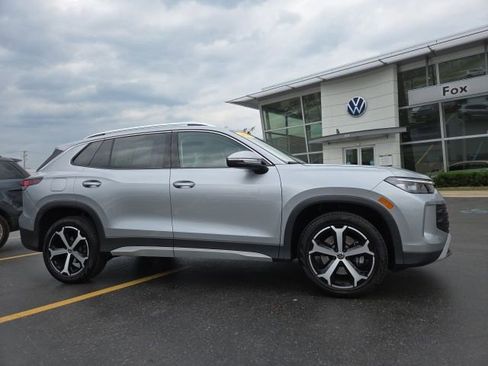 Used 2025 Volkswagen Tiguan SE AWD/4WD image 1