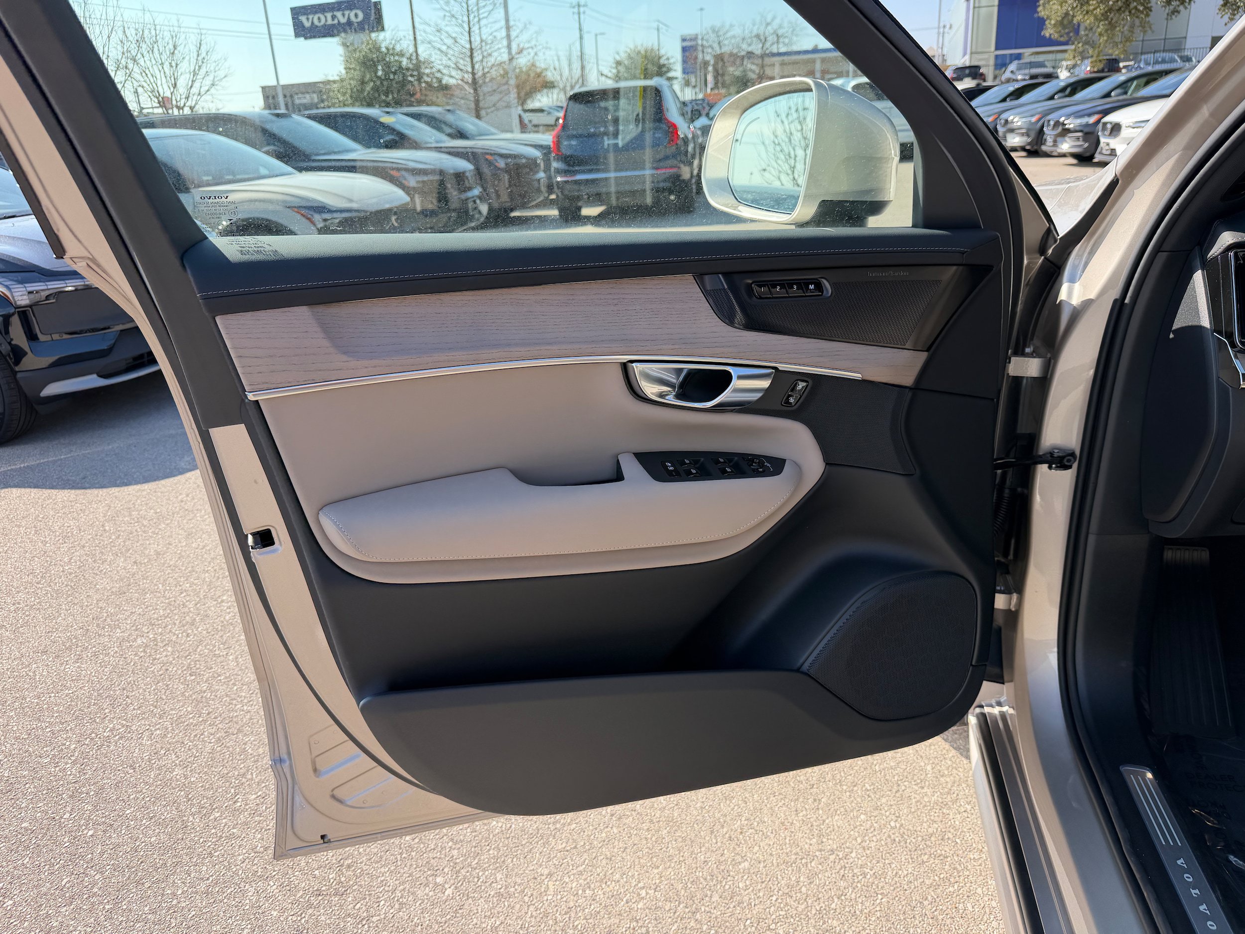 New 2026 Volvo XC90 T8 Plus w/ Protection Package Premier AWD/4WD image 17