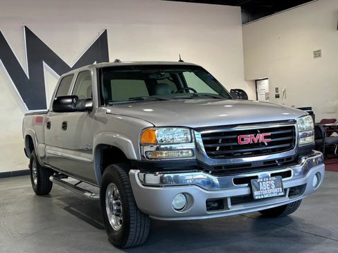 Used 2005 GMC Sierra 2500 SLT w/ Heavy-Duty Power Package AWD/4WD image 2