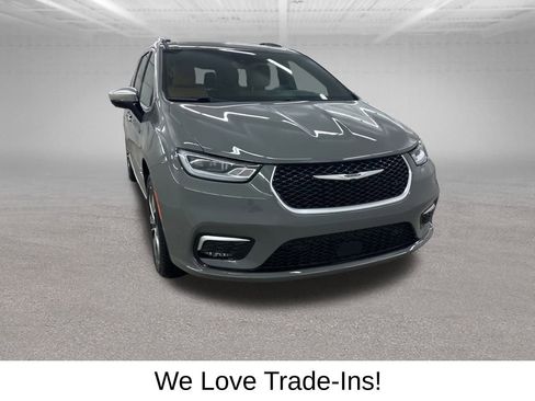 Used 2023 Chrysler Pacifica Pinnacle w/ Trailer Tow Group image 3