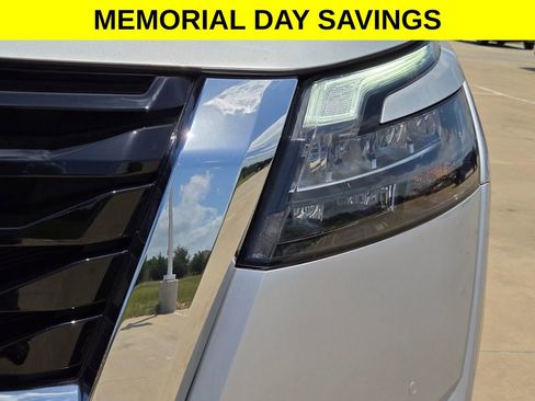 Used 2025 Nissan Pathfinder SL FWD image 33