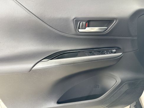 Used 2022 Toyota Venza LE image 17