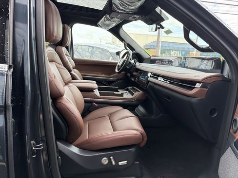 New 2026 Lincoln Navigator L Reserve AWD/4WD image 7