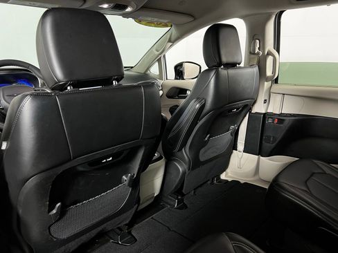 Used 2024 Chrysler Pacifica Touring-L image 22