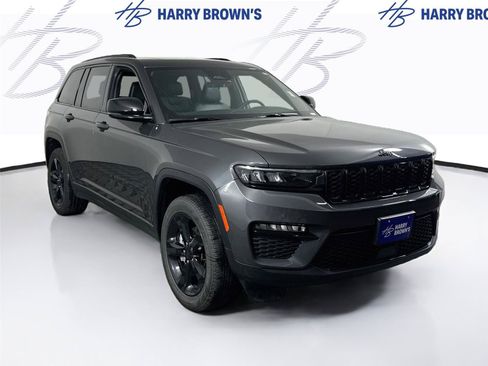 Used 2025 Jeep Grand Cherokee Limited w/ Black Appearance Package AWD/4WD image 4