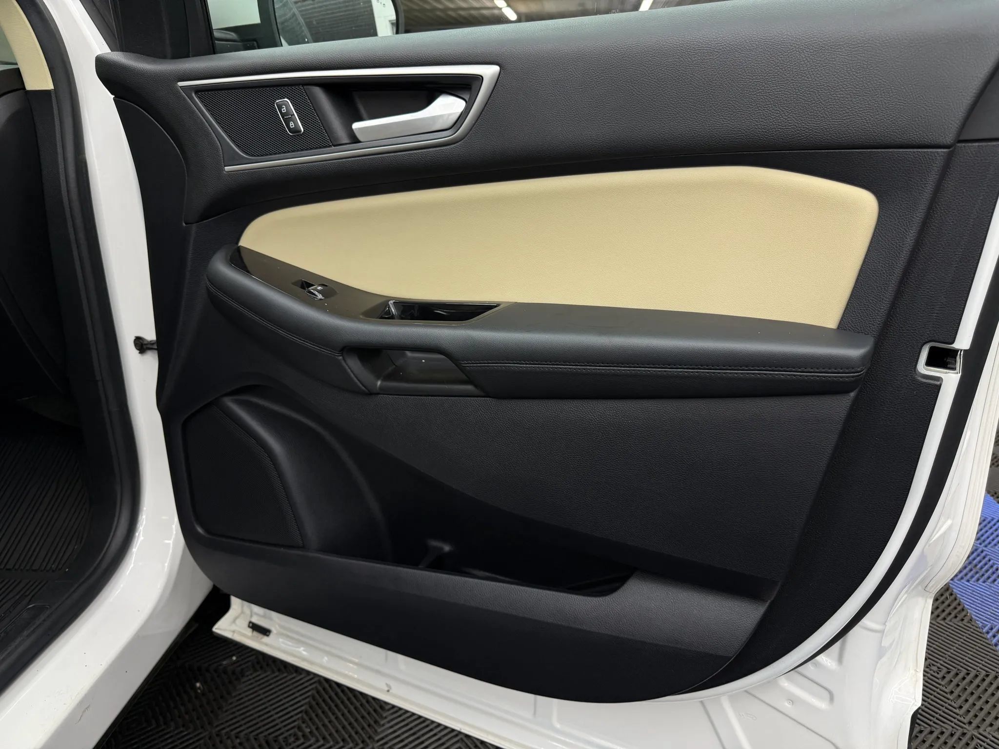 Used 2019 Ford Edge SEL w/ Equipment Group 201A FWD image 5