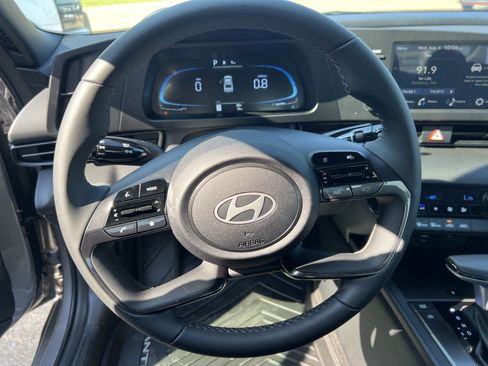 Used 2025 Hyundai Elantra Sport image 15