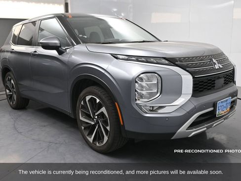 Used 2024 Mitsubishi Outlander SE image 3