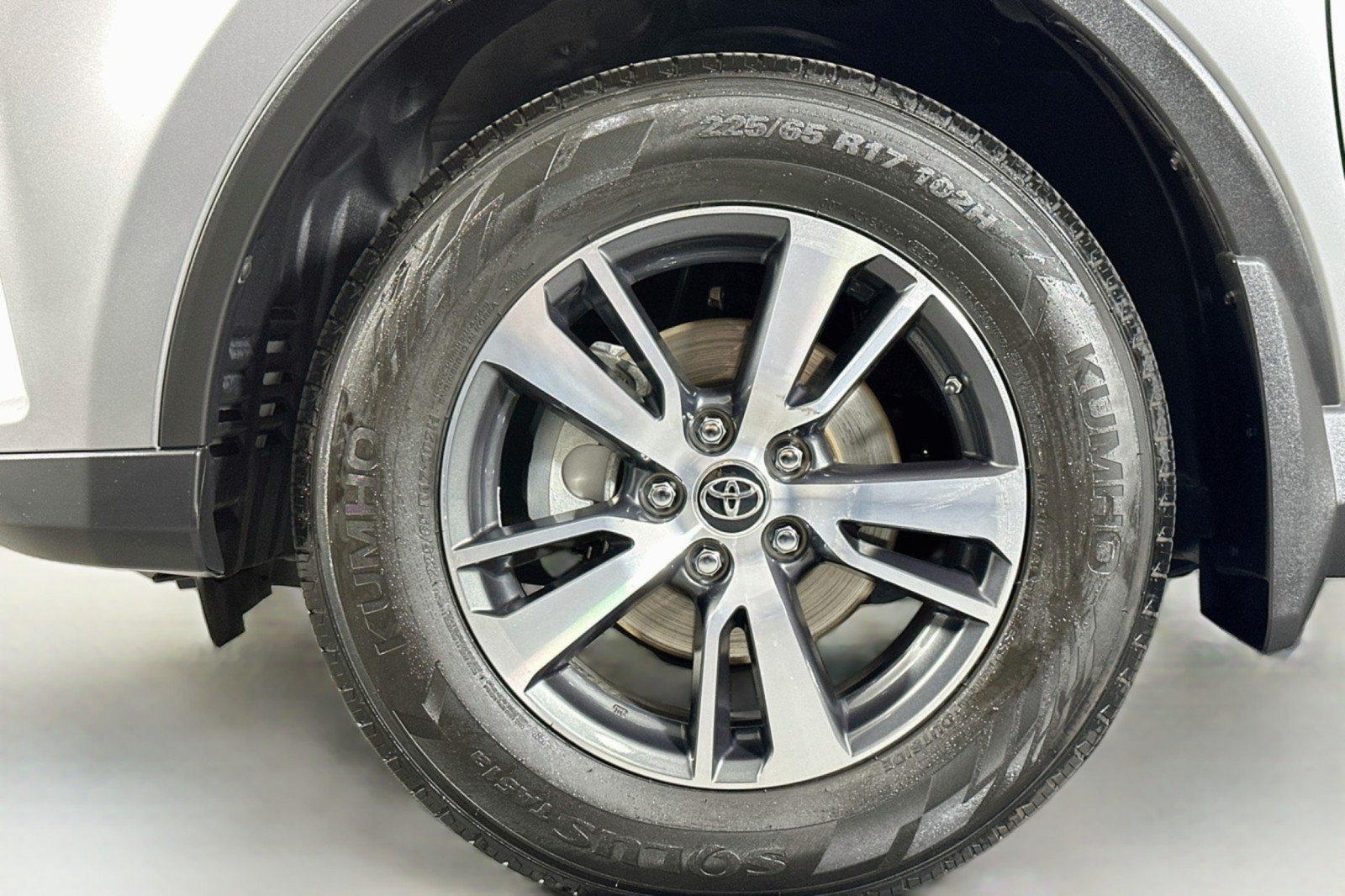 Used 2018 Toyota RAV4 XLE w/ Plus Extra Value Package FWD image 11