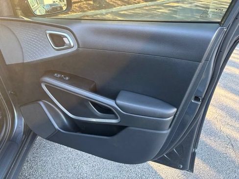 Used 2025 Kia Soul LX w/ LX Technology Package FWD image 18