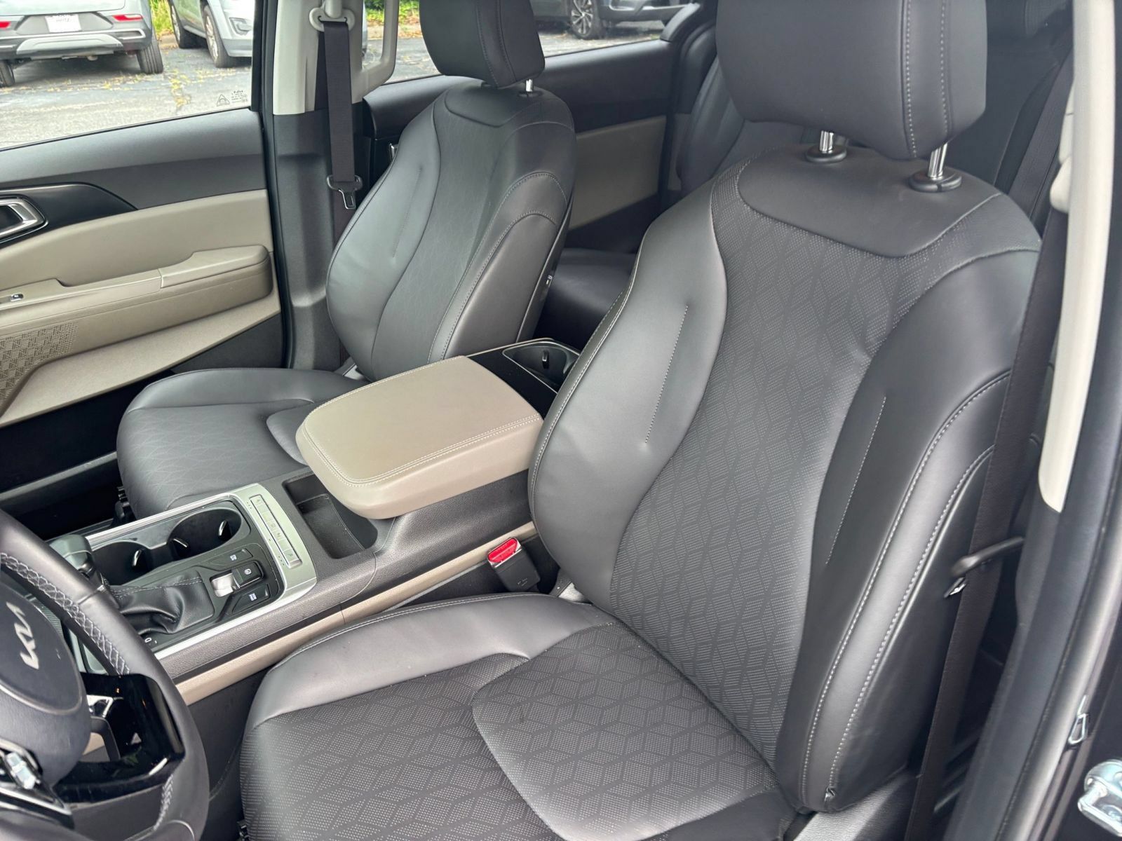 Used 2026 Kia Carnival FWD image 35