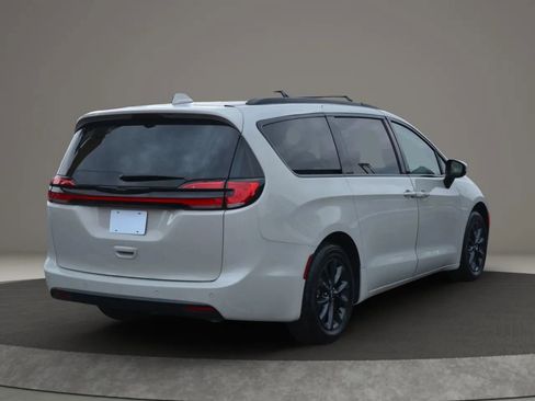 Used 2021 Chrysler Pacifica Touring w/ S Appearance Package image 13