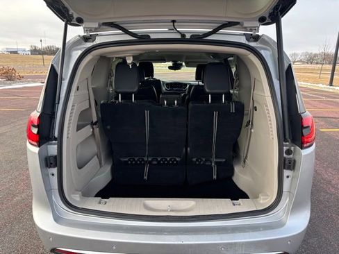 Used 2024 Chrysler Pacifica Touring-L image 19