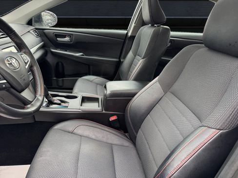 Used 2017 Toyota Camry SE image 2