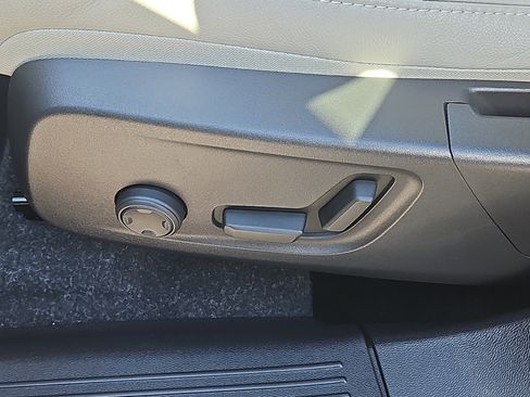 Used 2025 Volvo XC40 B5 Ultra w/ Climate Package image 16