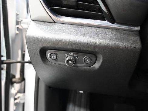 Used 2021 Chevrolet Traverse LT FWD image 25