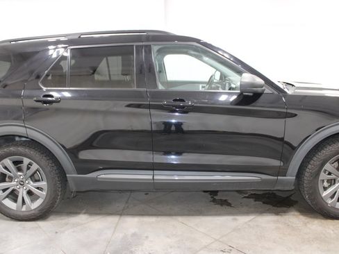 Used 2021 Ford Explorer XLT w/ Equipment Group 202A AWD/4WD image 11