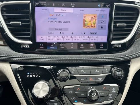 Used 2024 Chrysler Pacifica Limited image 13