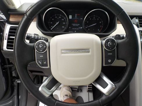 Used 2017 Land Rover Discovery HSE image 14