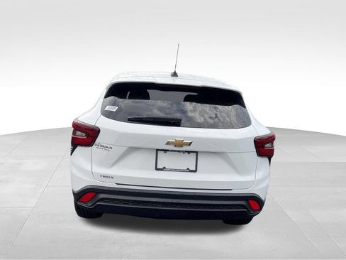 Used 2025 Chevrolet Trax LS FWD image 4