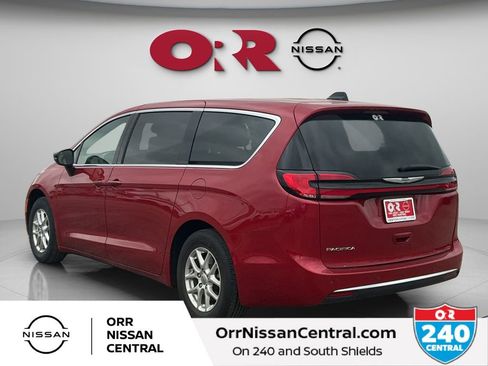 Used 2025 Chrysler Pacifica Select FWD image 7