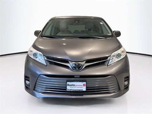 Used 2018 Toyota Sienna Limited image 2