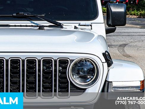 Used 2025 Jeep Wrangler Unlimited Sahara AWD/4WD image 15