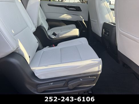 Used 2025 Chevrolet Suburban Premier RWD image 18