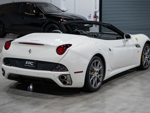 Used 2014 Ferrari California image 7
