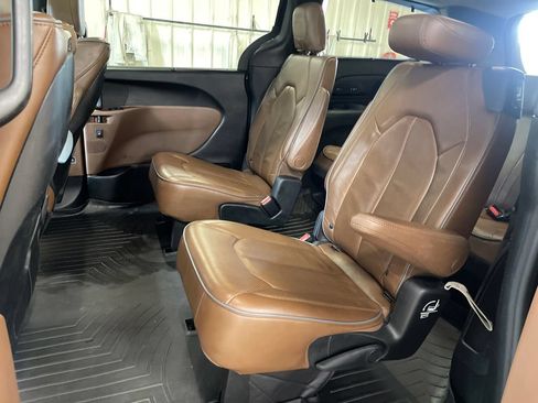 Used 2019 Chrysler Pacifica Limited w/ Advanced Safetytec Group FWD image 24