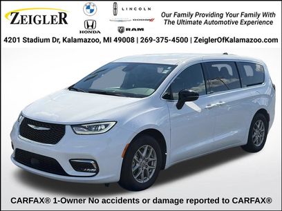 Used 2025 Chrysler Pacifica Select