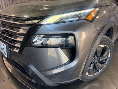 Used 2024 Nissan Rogue SV FWD image 9