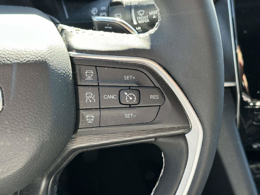 Used 2025 Jeep Grand Cherokee Laredo w/ Luxury Tech Group I AWD/4WD image 22