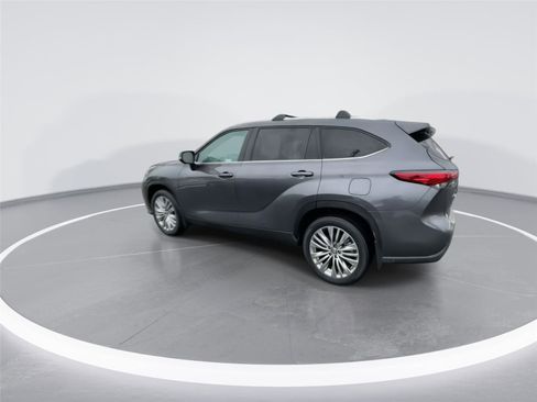 Used 2023 Toyota Highlander Platinum image 6