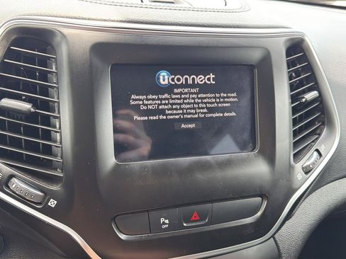 Used 2020 Jeep Cherokee Latitude Plus w/ Comfort/Convenience Group FWD image 23