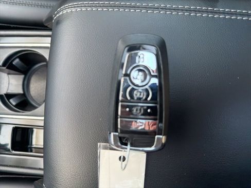 Used 2022 Lincoln Corsair Reserve w/ Luxury Package FWD image 32